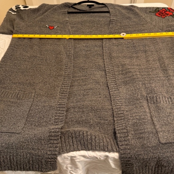 🖤🧵 Cozy-cool with attitude! Cardigan with skull & roses graphics ☠️ 🌹 - Picture 6 of 14